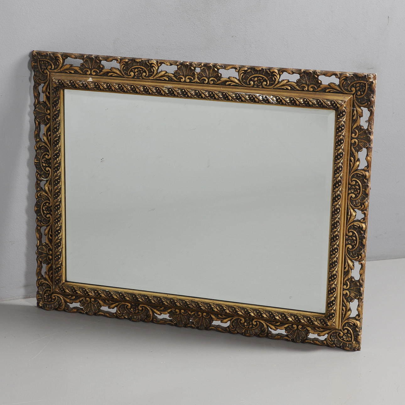 MODERNI KULLATTU KEHYSPEILI.