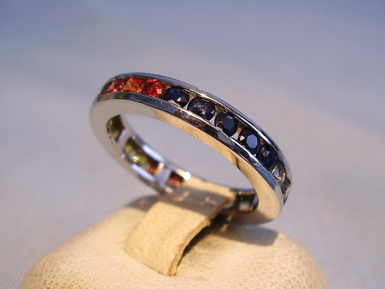 FLERFÄRGAD SAFIRRING safirer tillsammans 2.36 ct.