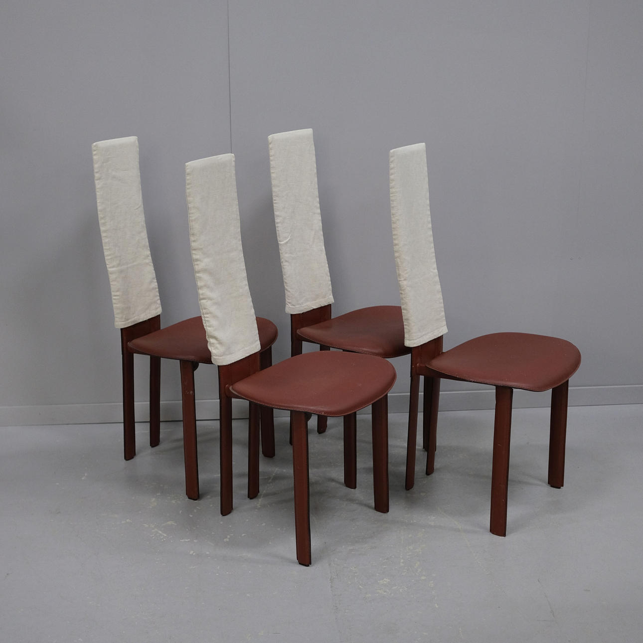 GIORGIO CATTELAN. VIER STÜHLE, ITALIEN.