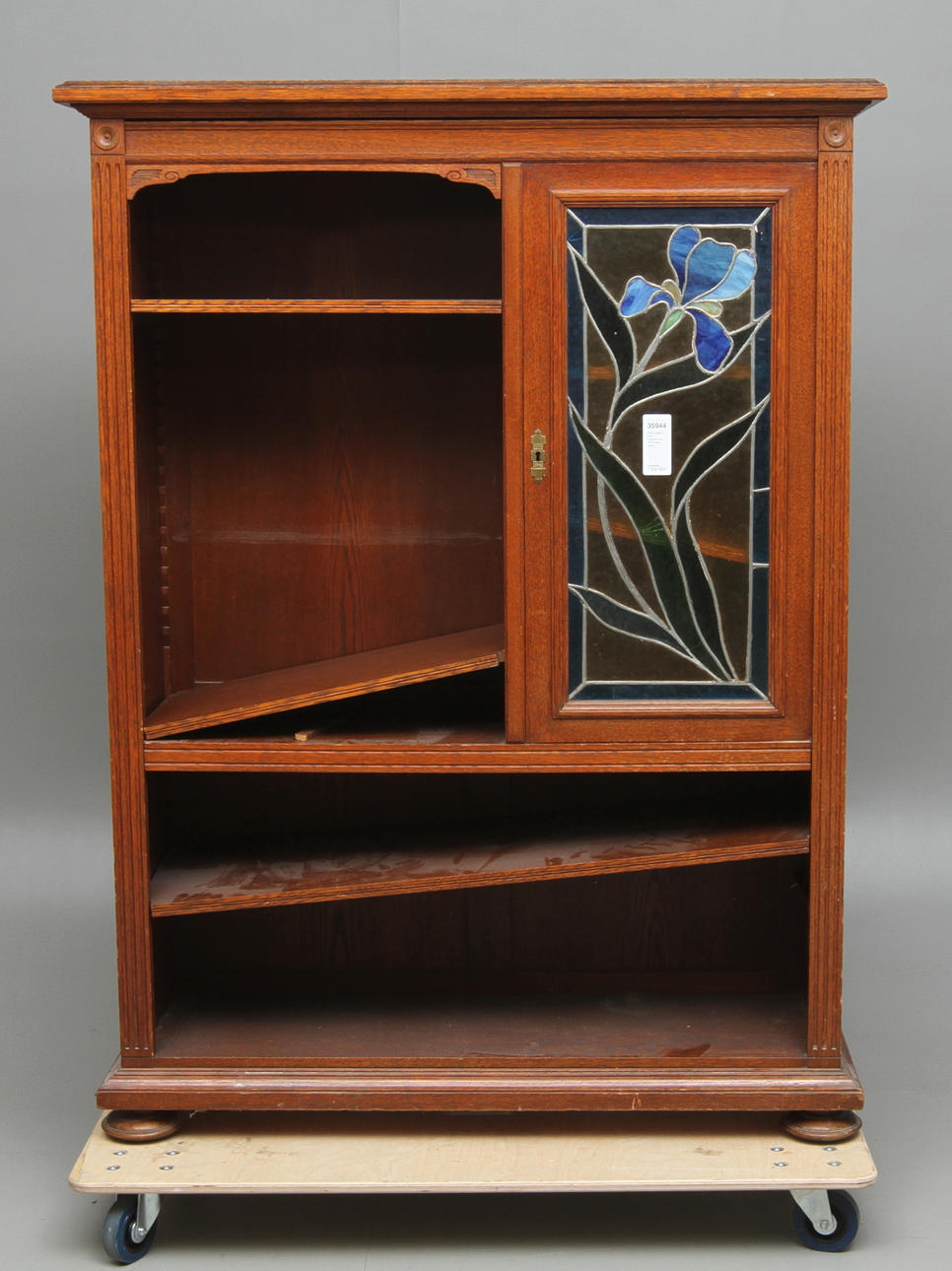 SKÅP, jugend, med blyglasfönster, 1900-talets början.