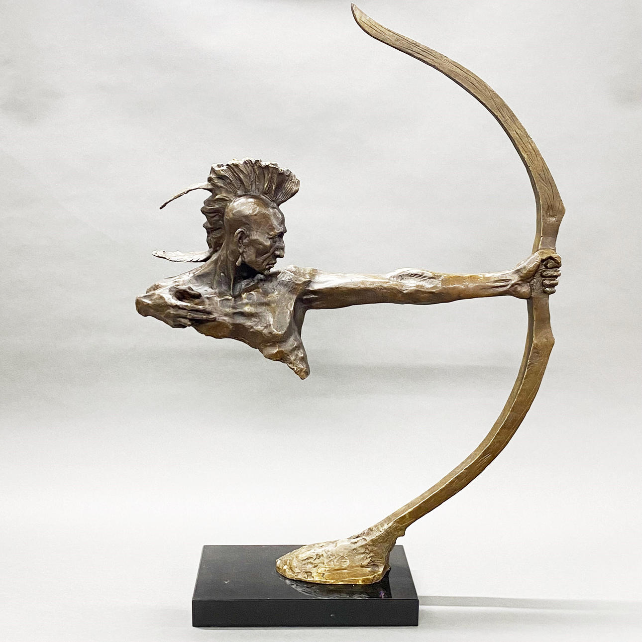 STOR BRONSFIGUR AV EN INDIANSK BOWMAN.