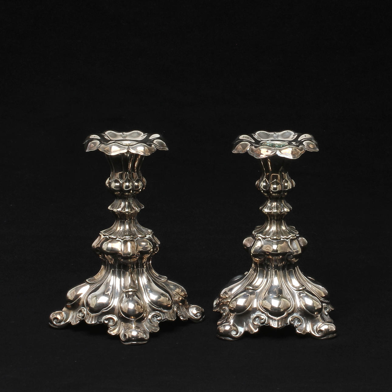 LJUSSTAKAR, 1 par, nysilver, rokokostil, 1900-tal.