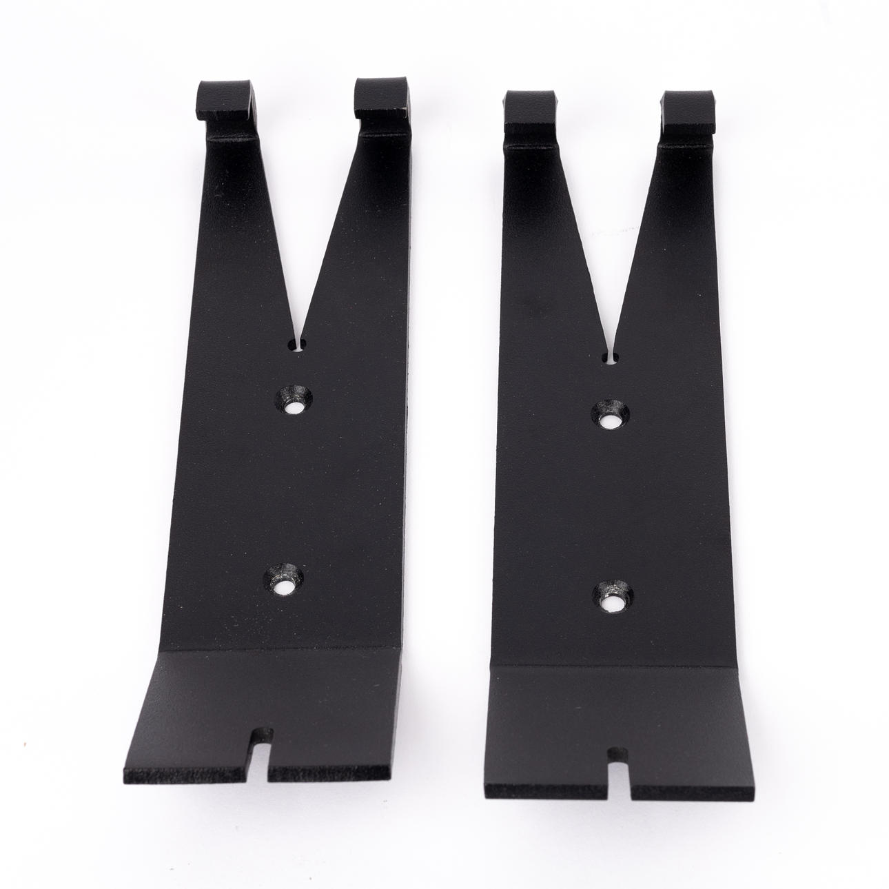 JONAS BOHLIN. 2 stk tøjkroge, malet metal, 2000-tal.