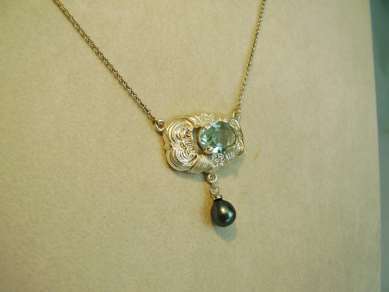 ART DECO HALSBAND MED AKVAMARIN SPINELL RUNT 1920/25.