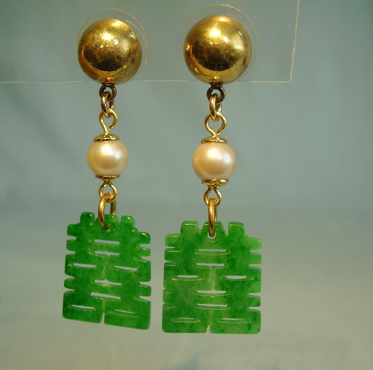 ÖRHÄNGEN MED HANDSKURNA JADE PLATTOR.