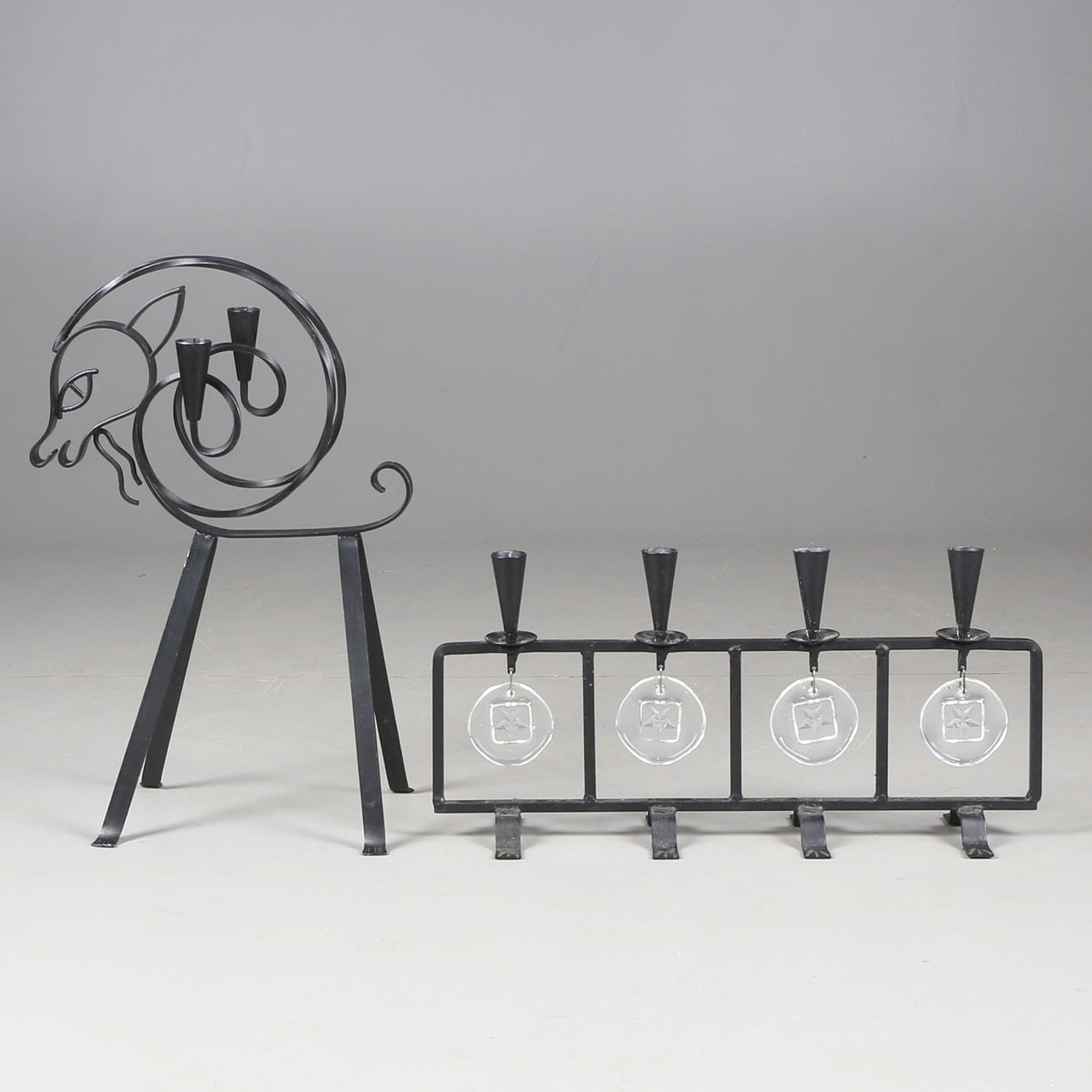 LJUSSTAKAR, 2 st, smide, varav en Gunnar Ander för Ystad metall, 1900-talets tredje fjärdedel.