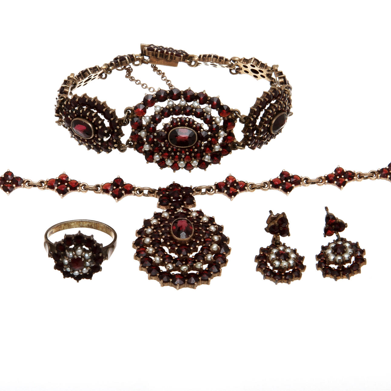 SMYCKESGARNITYR, 5 delar, granater, pärlor samt förgyllt silver. 1900-talets mitt.