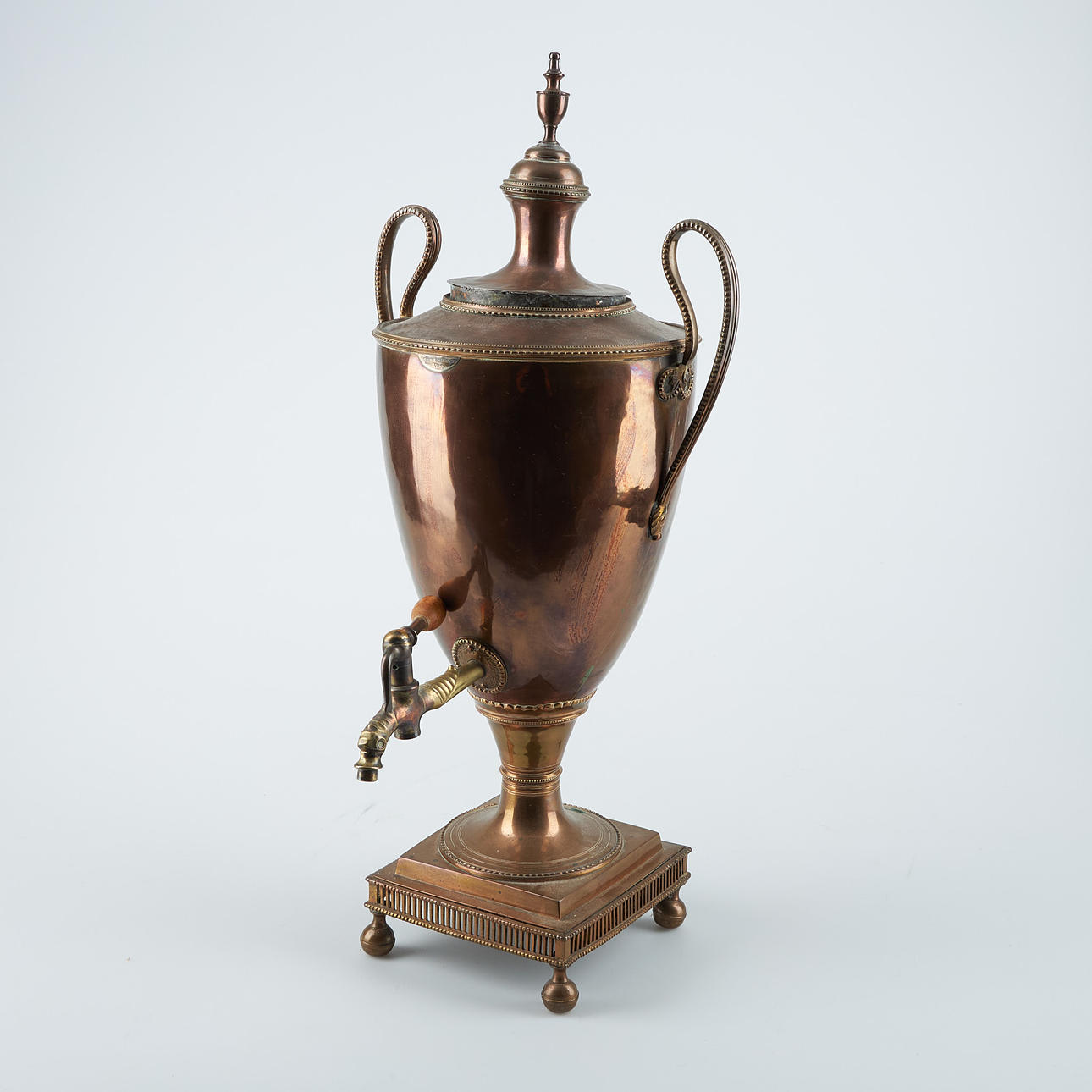 Ein Samowar aus Kupfer, um 1900.