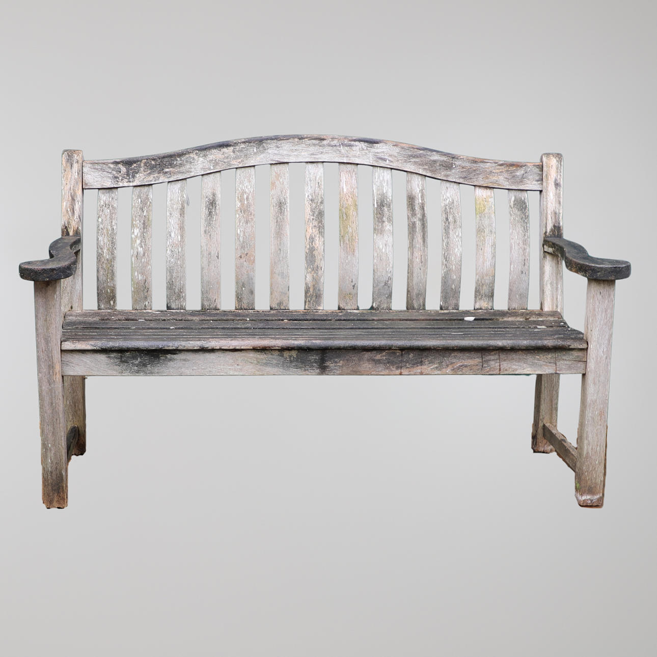 A WOODEN SLATTED GARDEN BENCH.