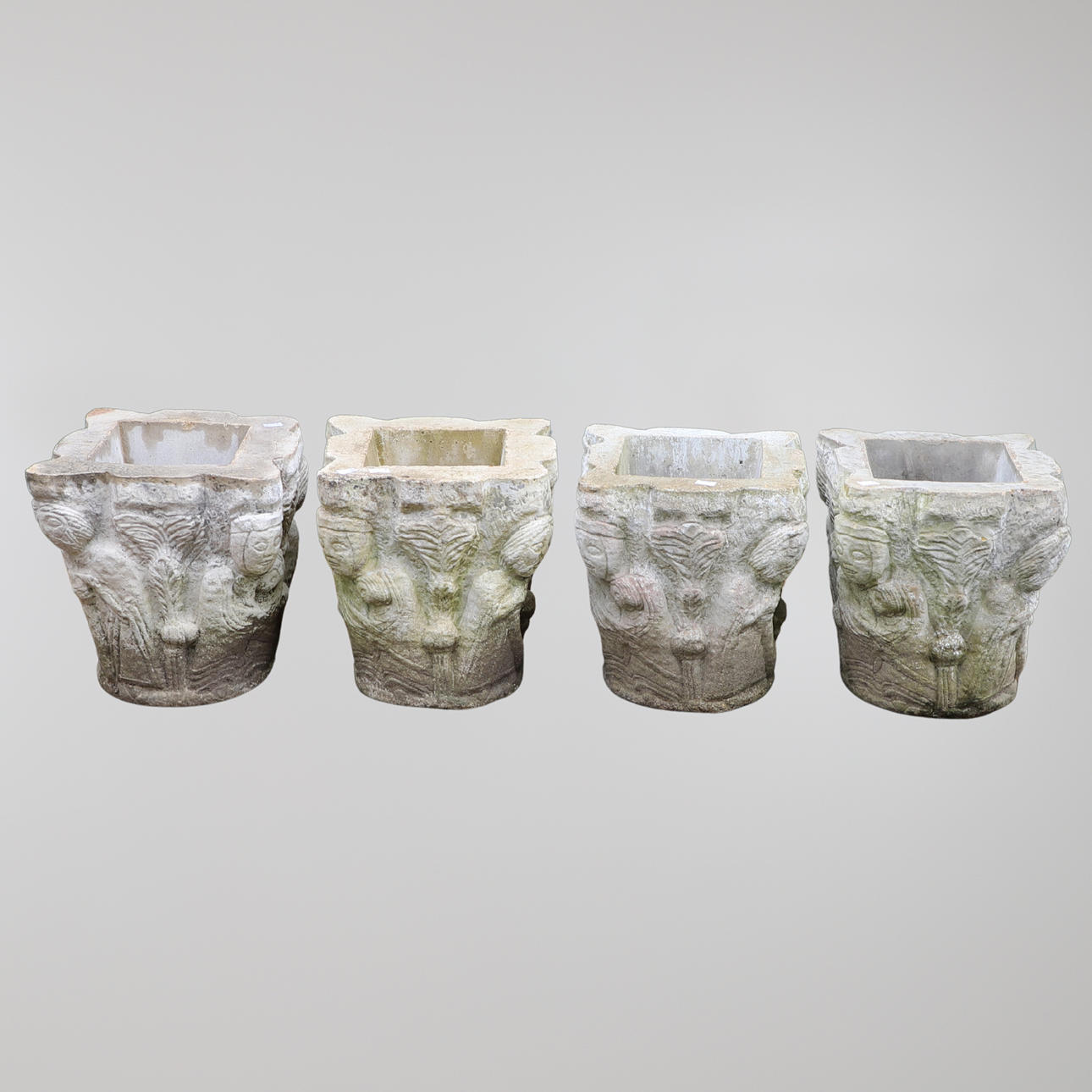 ET SÆT AF FIRE BETON PLANTEKASSER.