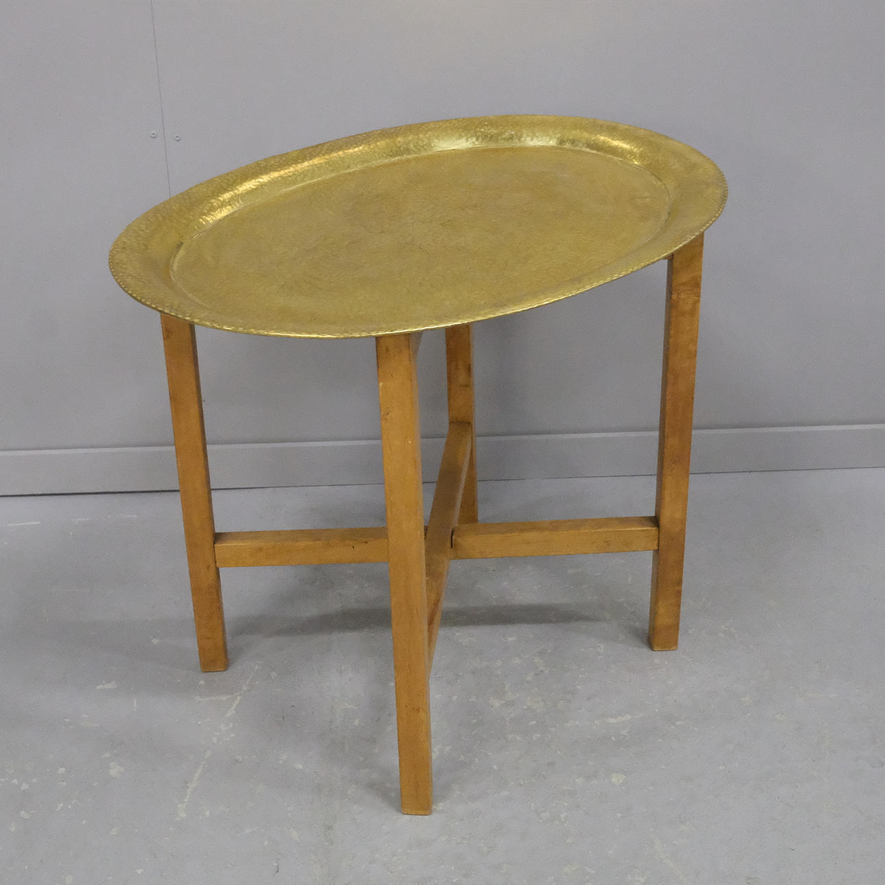 BRICKBORD MED MÄSSINGSBRICKA.