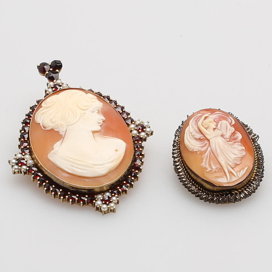 BROSCHER/HÄNGEN med caméer, 2 st. Silver och snäckskalskamé, en besatt med granater och pärlor.