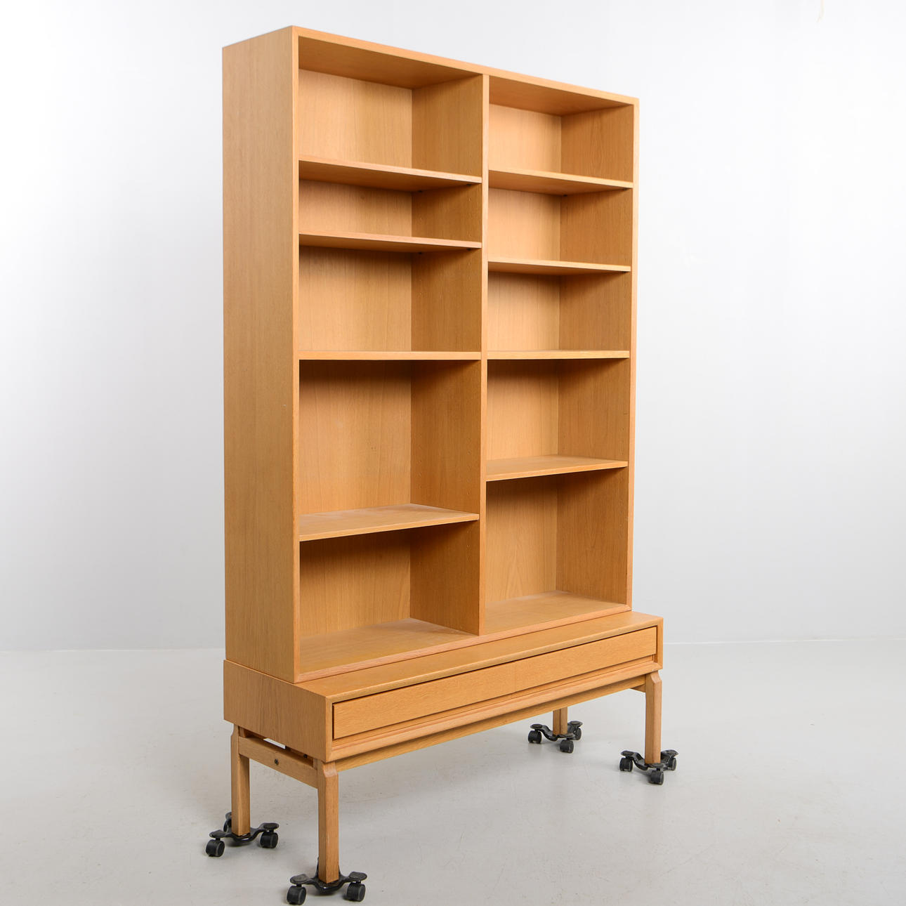 MARIAN GRABINSKI. Ein Bücherregal, Eiche, IKEA, 2. Jahrhundert.