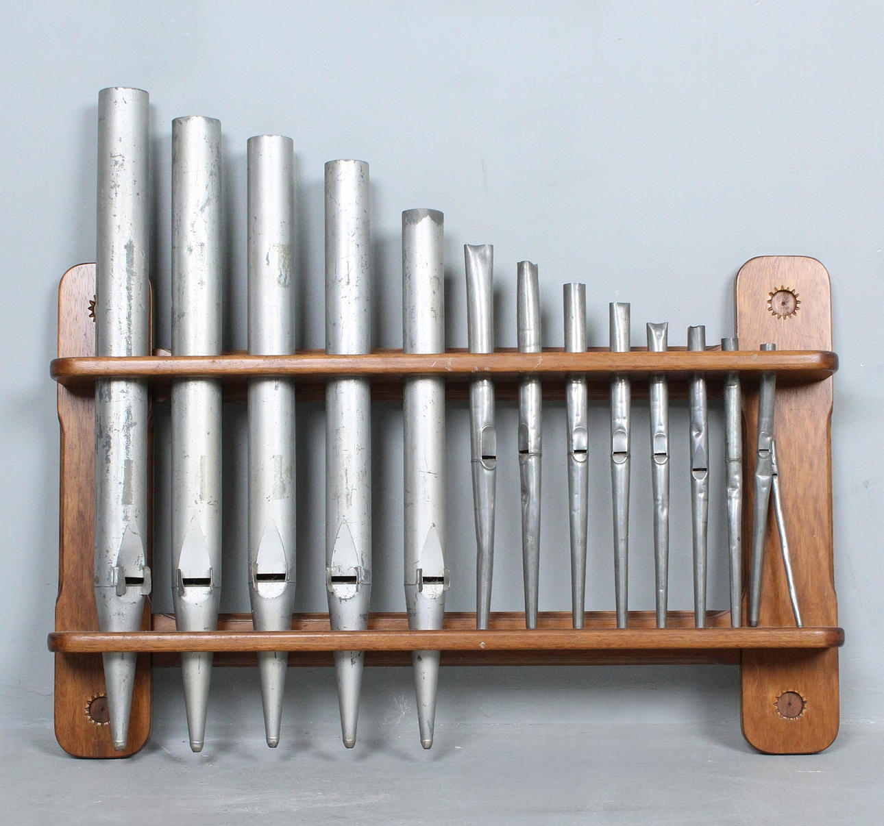 orgelrör med väggfäste.