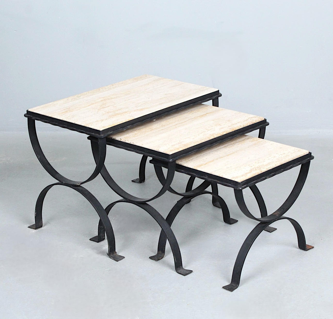 Brutalistiska dukade bord med travertinplattor.