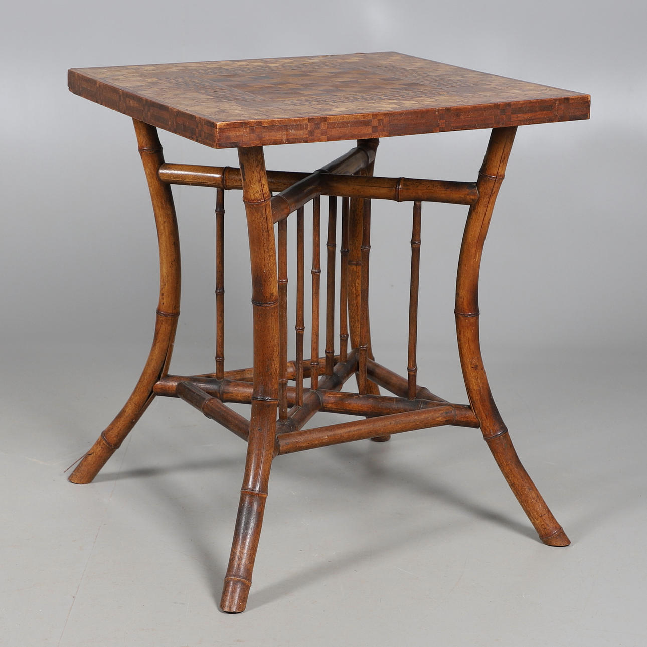 NELIÖN MUOTOINEN BAMBUPÖYTÄ.