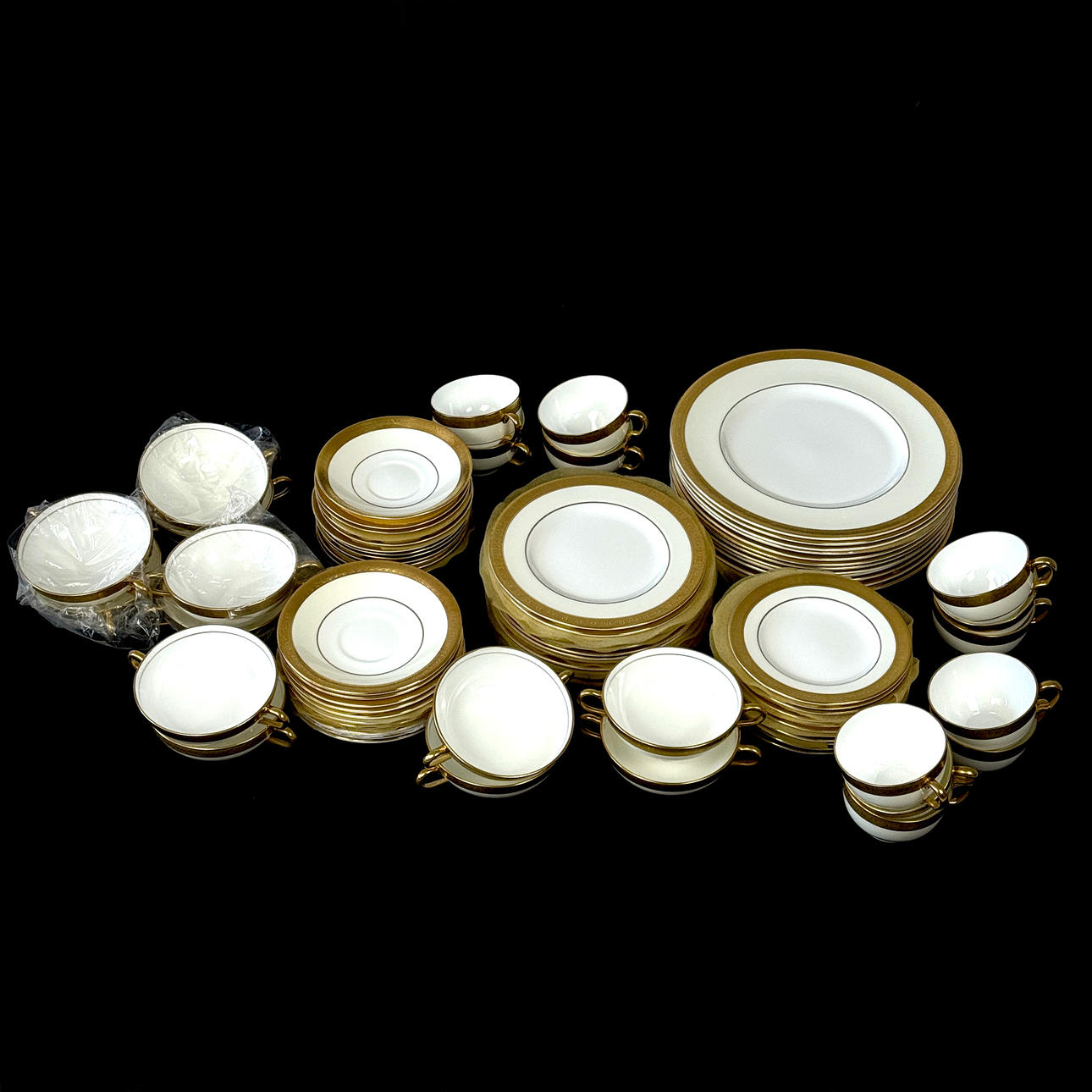 TAFELSERVICE MIT MINTON-BUCKINGHAM-MUSTER.