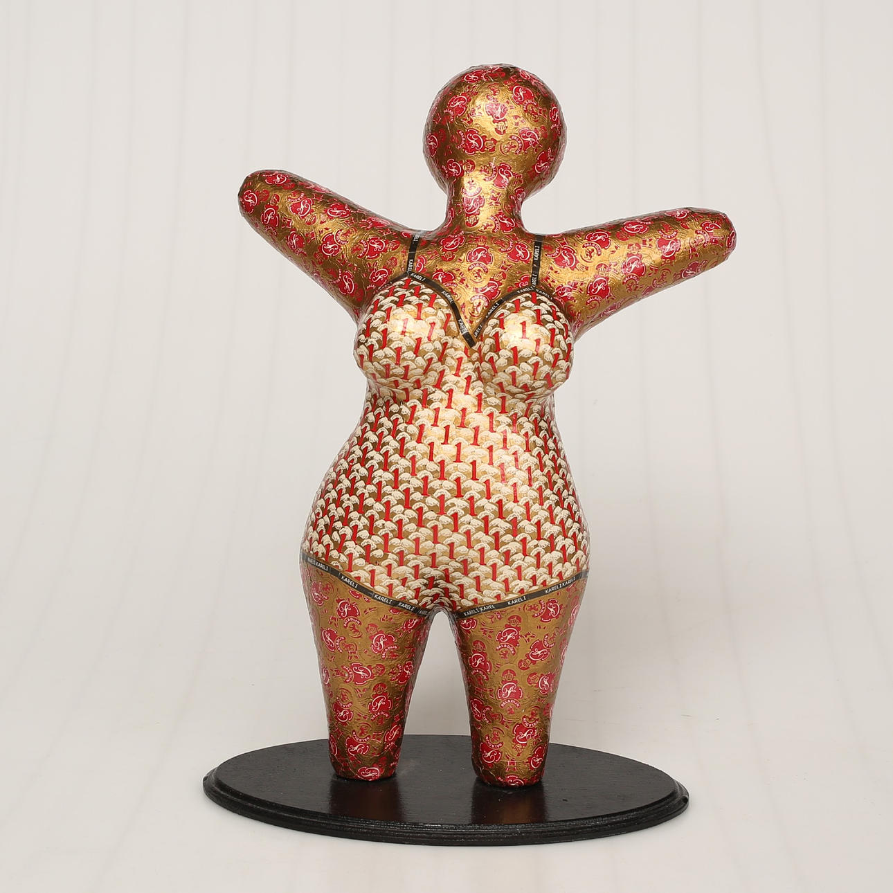 FEMALE FIGURE, sculpture, surface covered with collage technique.