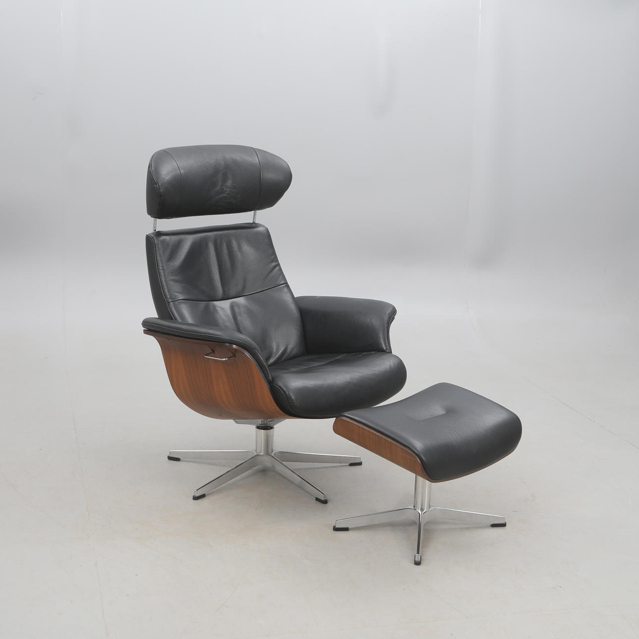 FÅTÖLJ med fotpall, conform.