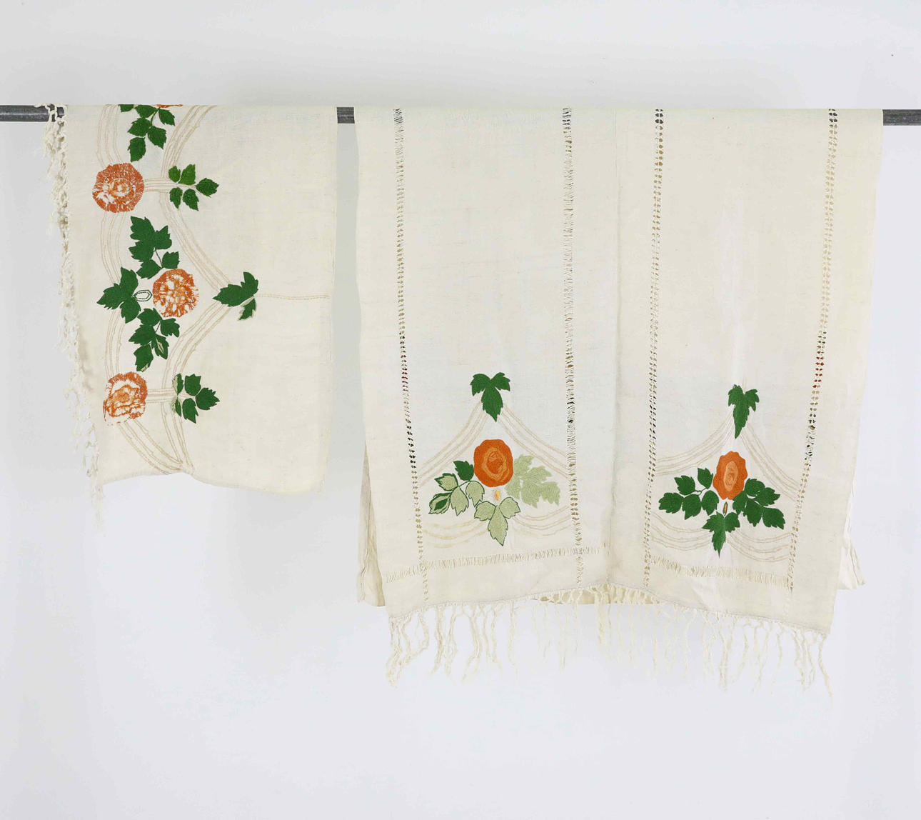 DRAPERI och GARDINKAPPA, 2 delar, Jugend, broderi på linne, tidigt 1900 ...