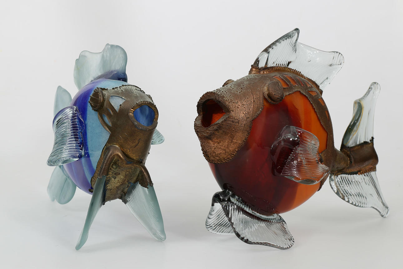SKULPTURER, glas och metall, Fiskar, 2 stycken, signerade, Rumänien, 1900-tal.