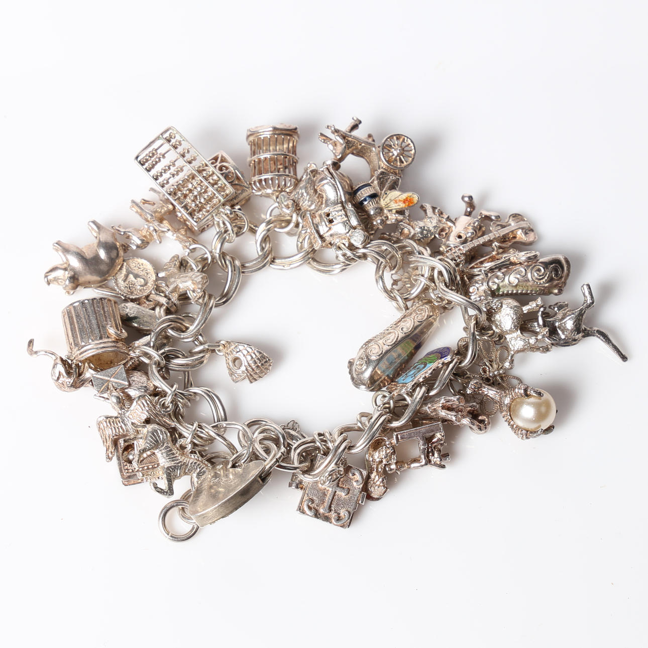 ARMBAND MED SILVER/VIT METALL.