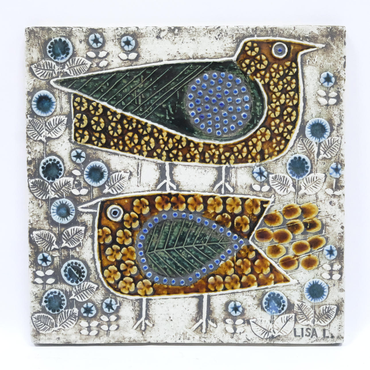 LISA LARSON. GUSTAVSBERGIN SEINÄRELIEFI.