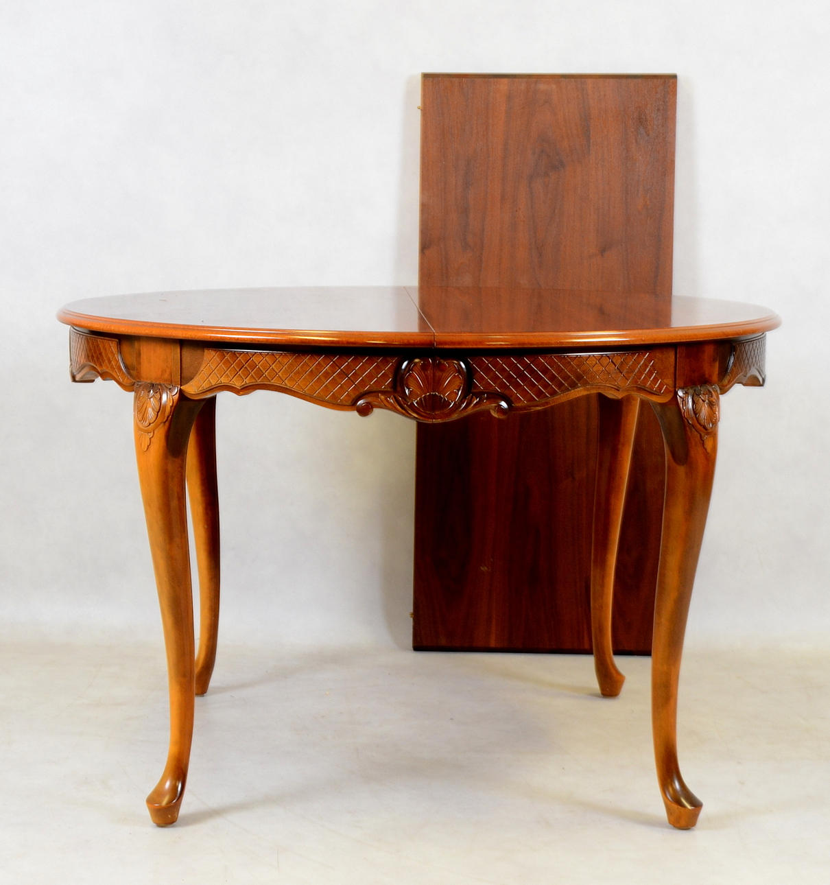 MATBORD, mahogny, rokokostil, Blomstermåla möbelfabrik, 1900-talets andra hälft.