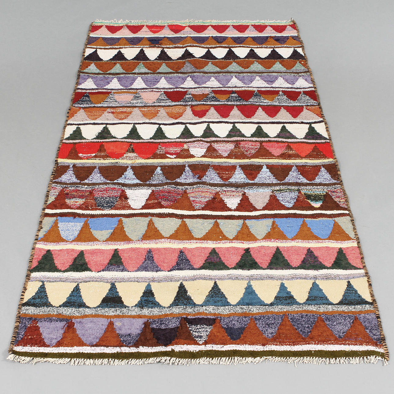 MATTA, Kelim. 260 x 140 cm. Mattor & Textil - Mattor - Auctionet