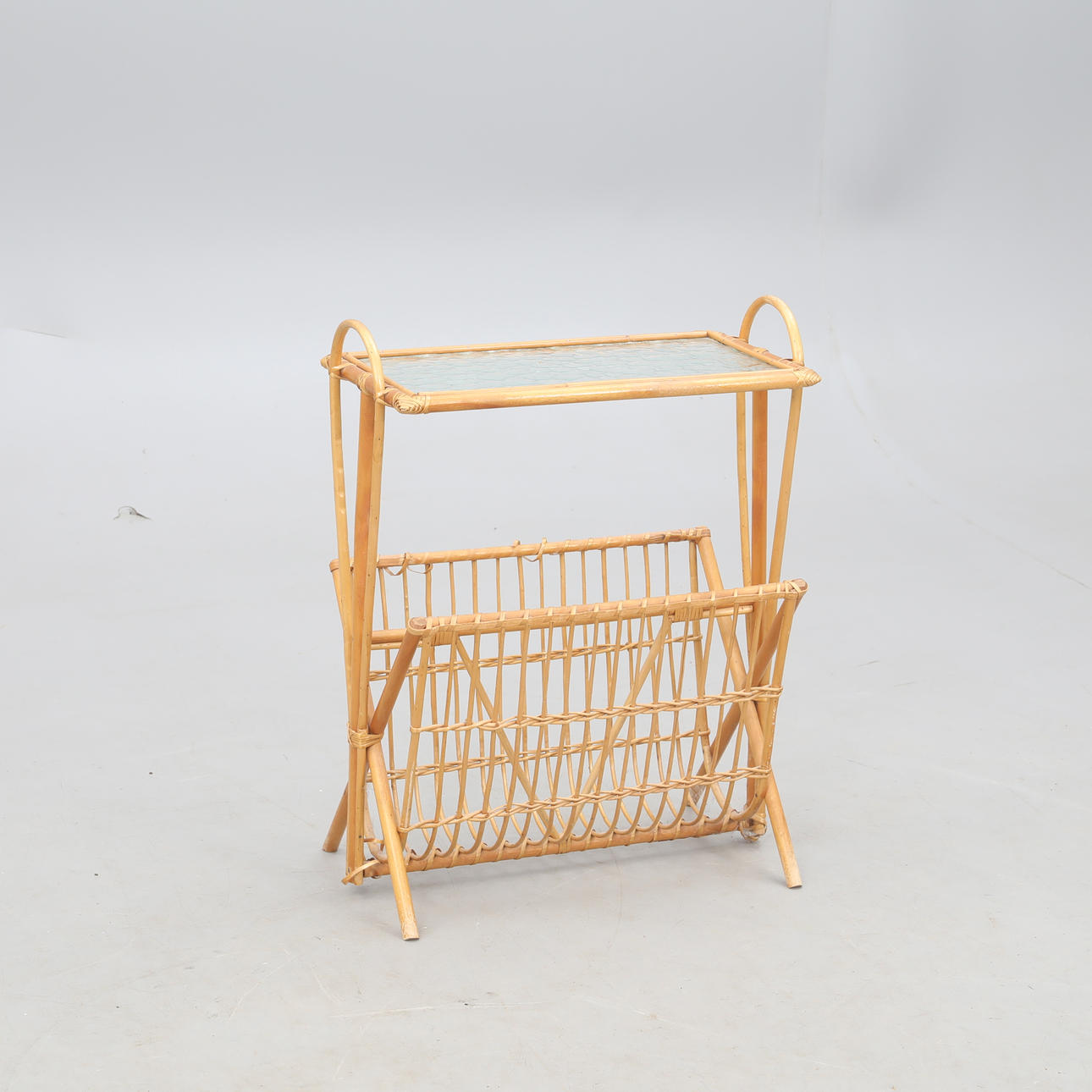 TIDNINGSSTÄLL, rotting och råglas.