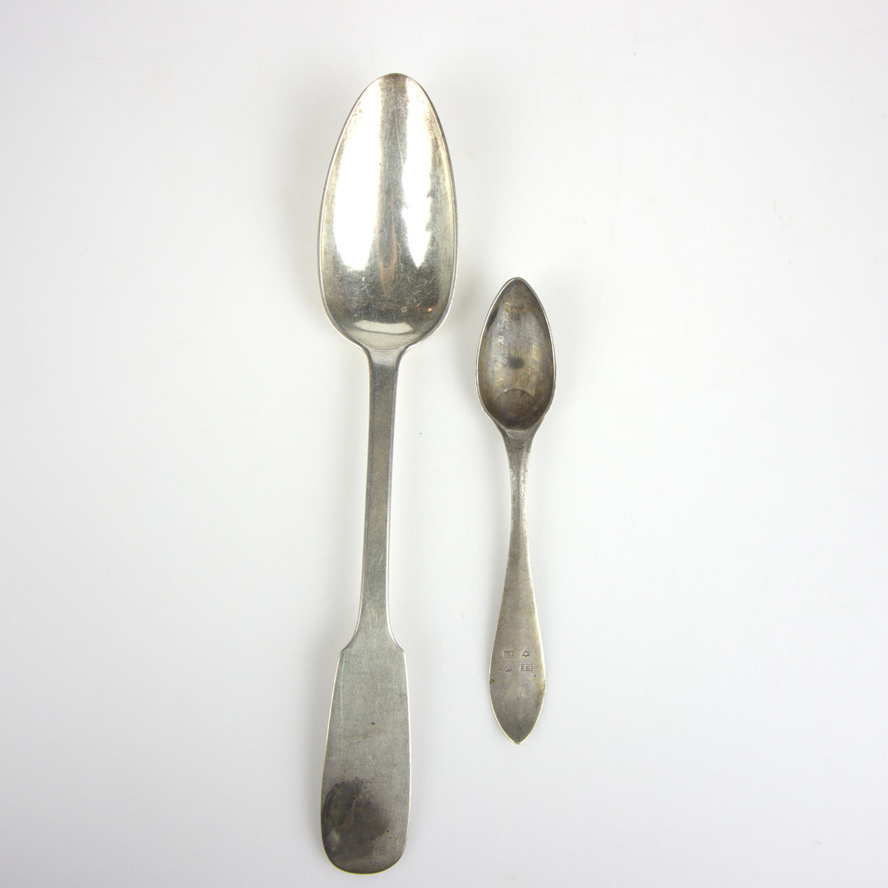 LÖFFEL, 2 Stück Silber, eines davon mit einer Weinrebe eines alten Mannes, Ernst Ludwig Kecker, Königsberg, (russisch Kaliningrad), 18. Jahrhundert.