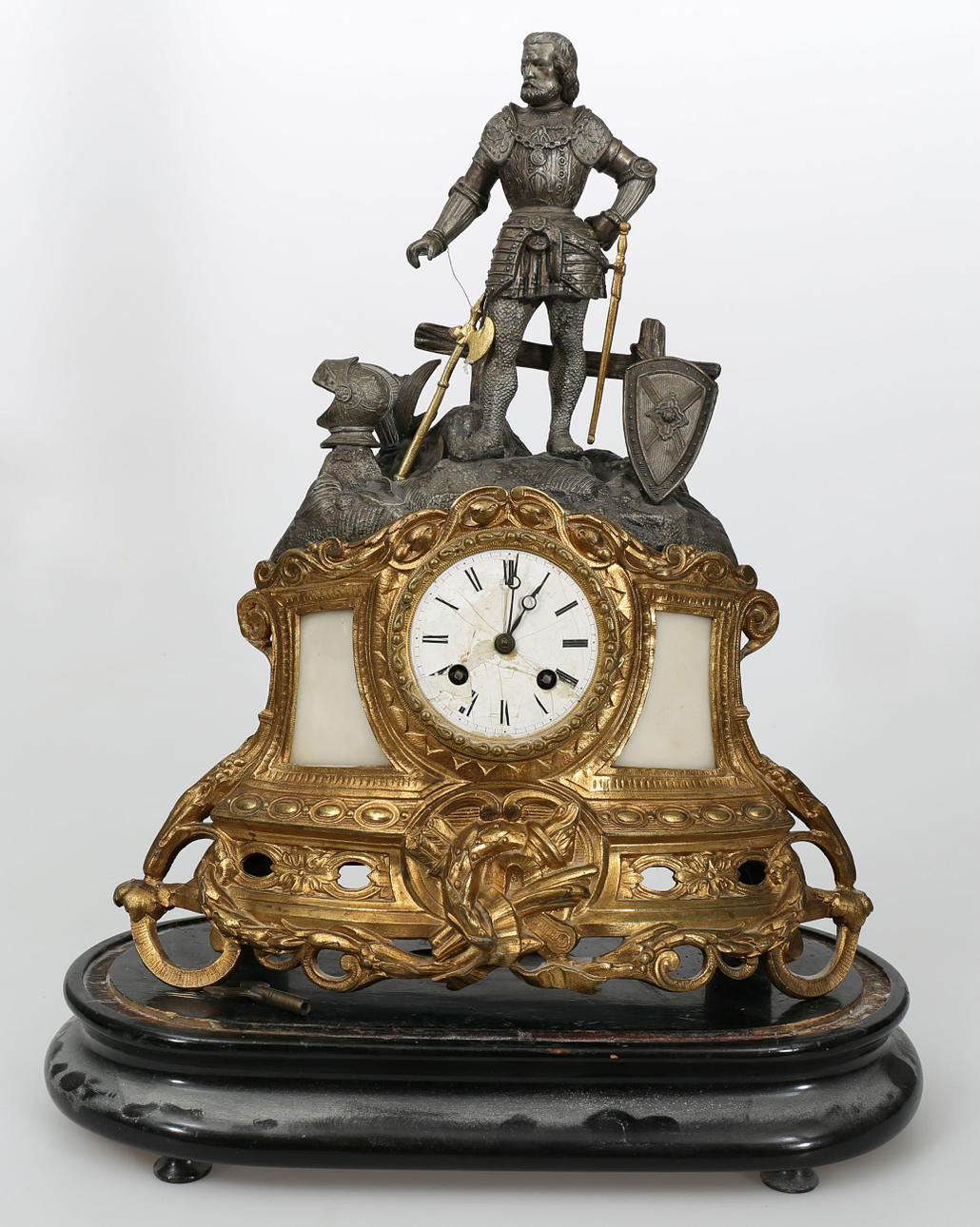 BORDSPENDYL, gulmetall, vitmetall och sten, 1800-talets sista kvartal.