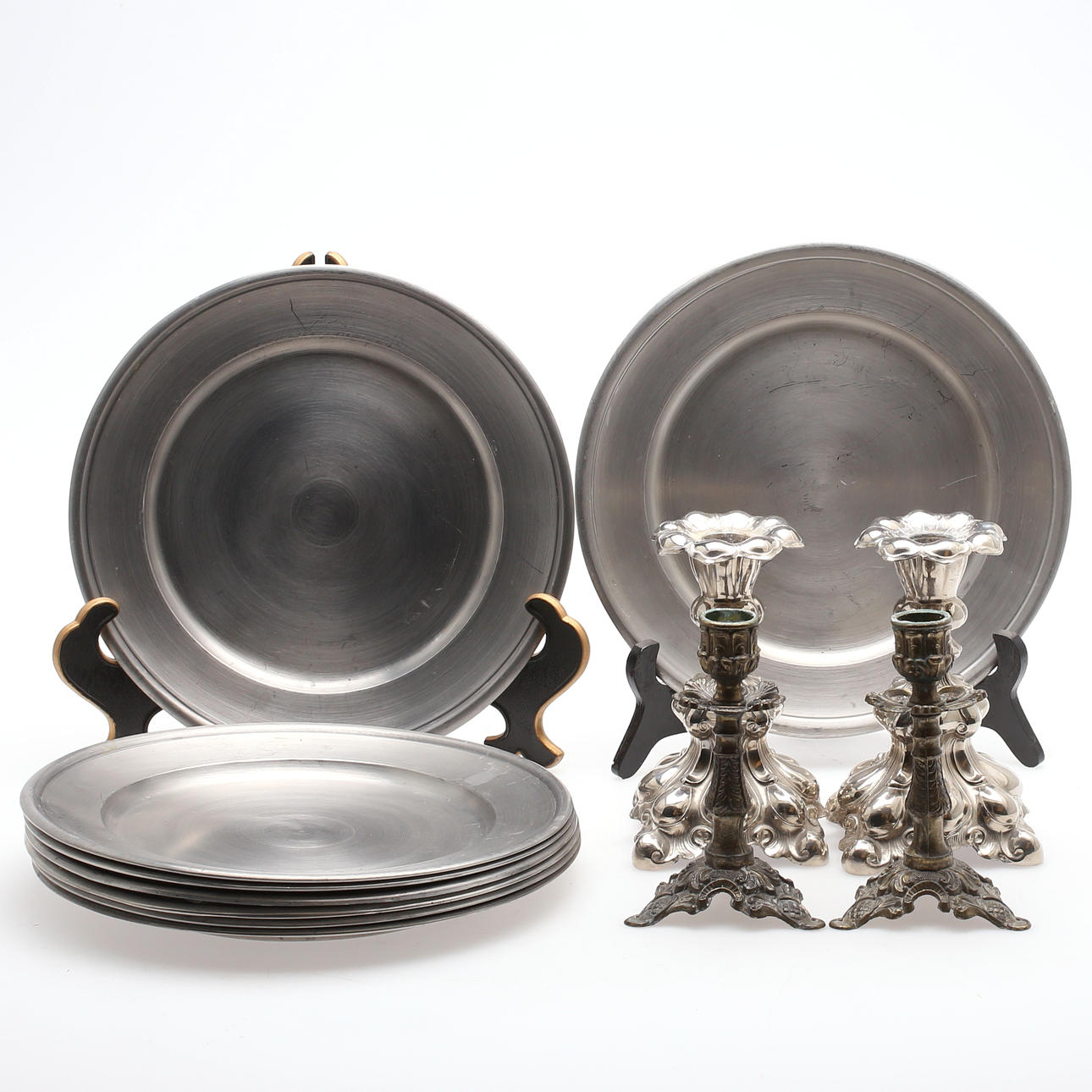 LJUSSTAKAR, 2 par, samt TENNTALLRIKAR, 8 st, 1900-tal.