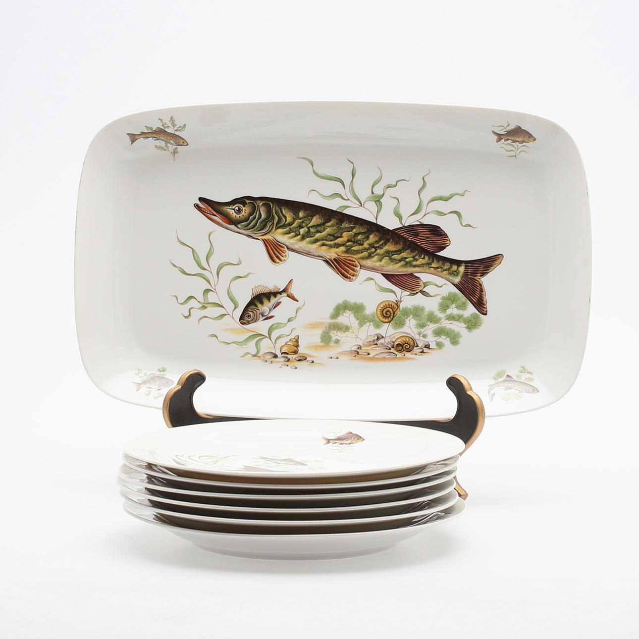 UPPLÄGGNINGSFAT, samt MATTALLRIKAR, 6 st, fiskmotiv, Rörstrand, 1900-talets tredje fjärdedel.