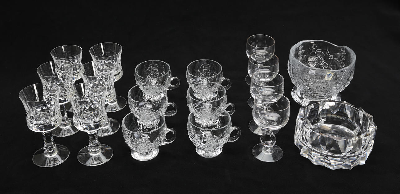 GLASFÖREMÅL, 18 delar, 1900-tal.