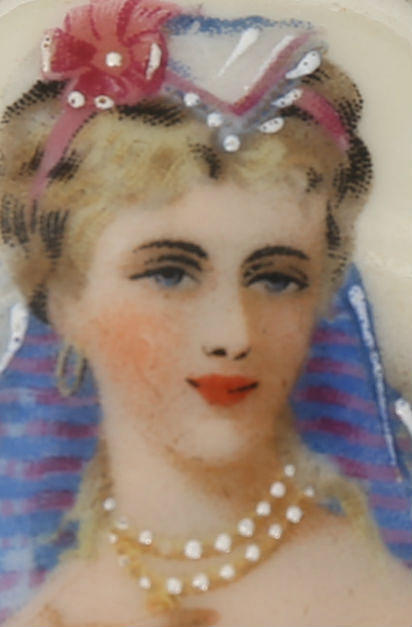 BROSCH, porslin och gulmetall, bemålad, Limoges, Frankrike.