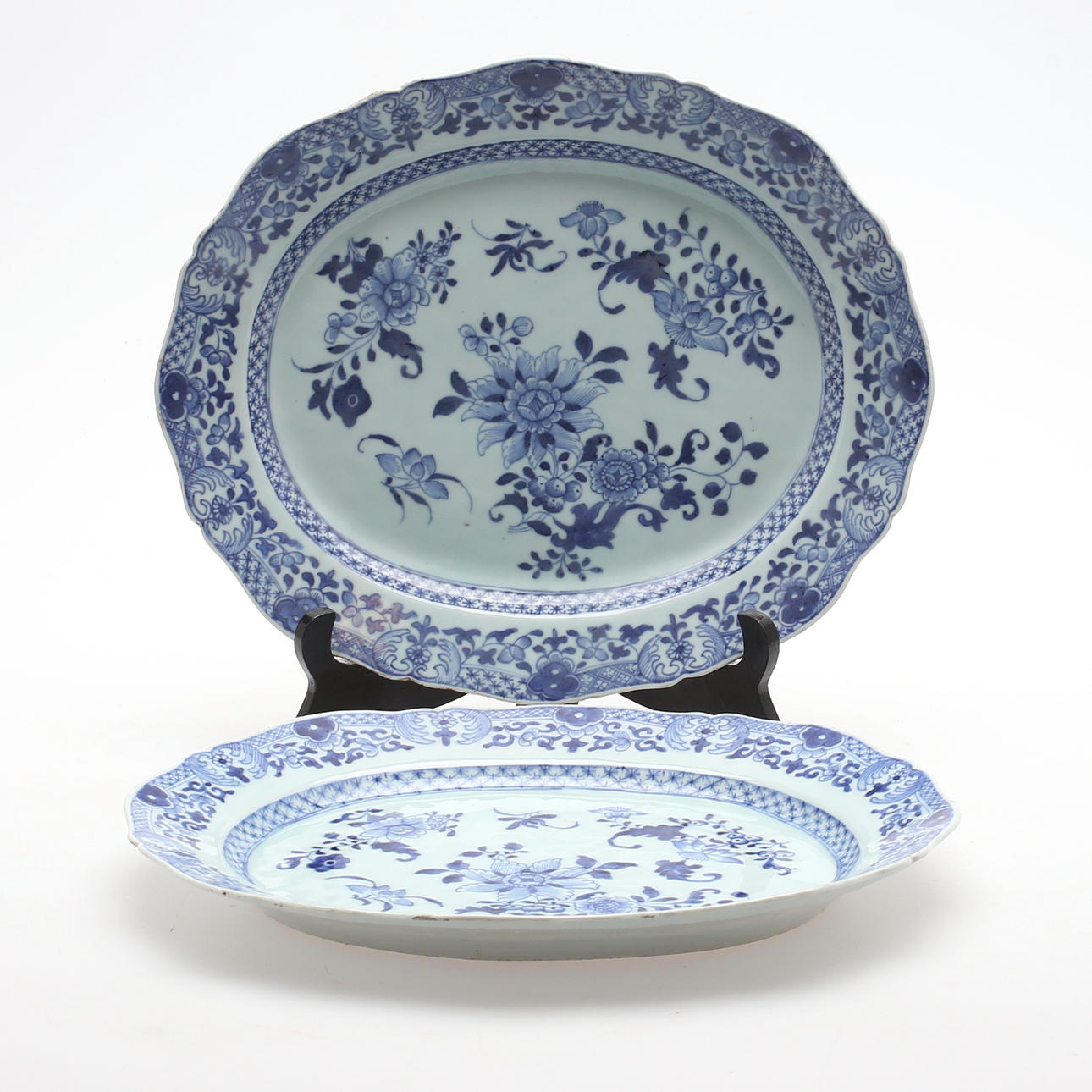 UPPLÄGGNINGSFAT, ett par snarlika, blåvitt, Kina, Qianlong, porslin, 1700-tal.