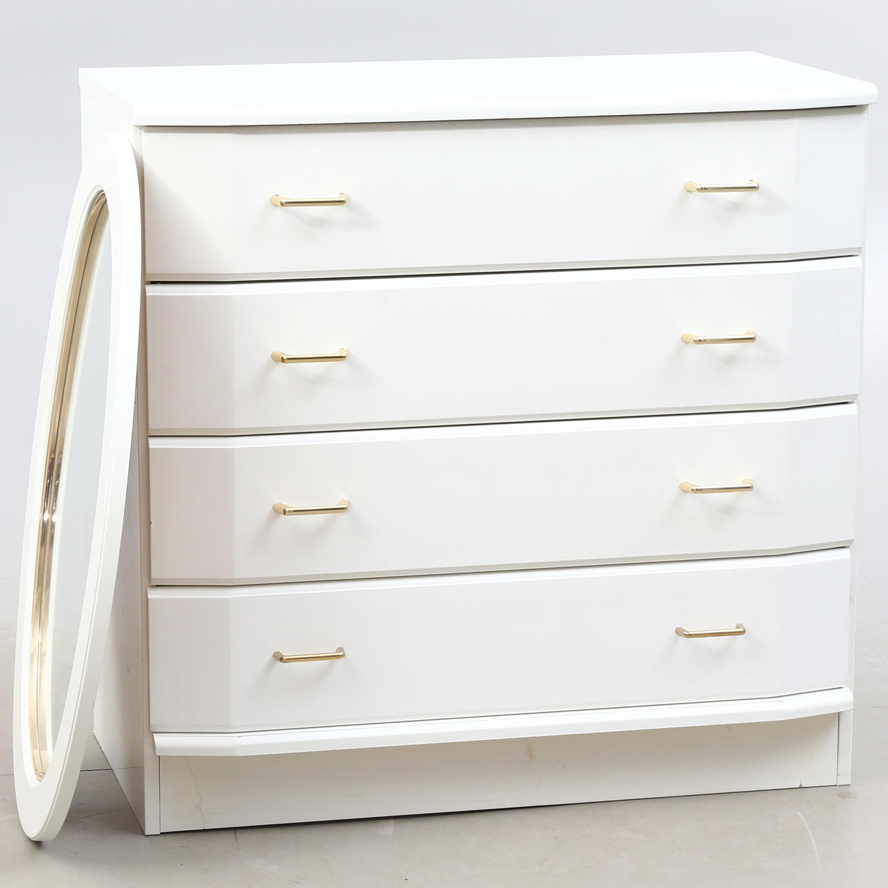 BYRÅ samt SPEGEL, vitmålad.