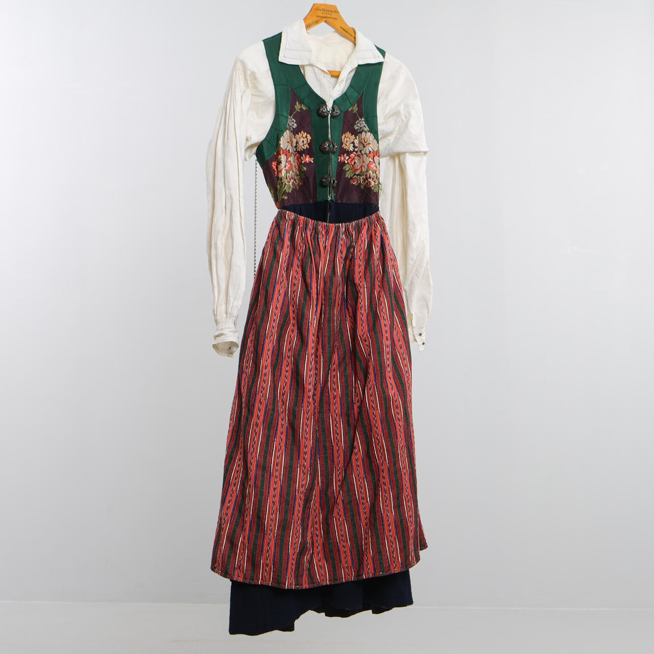 FOLKDRÄKT, Torna Härad (Skåne).
