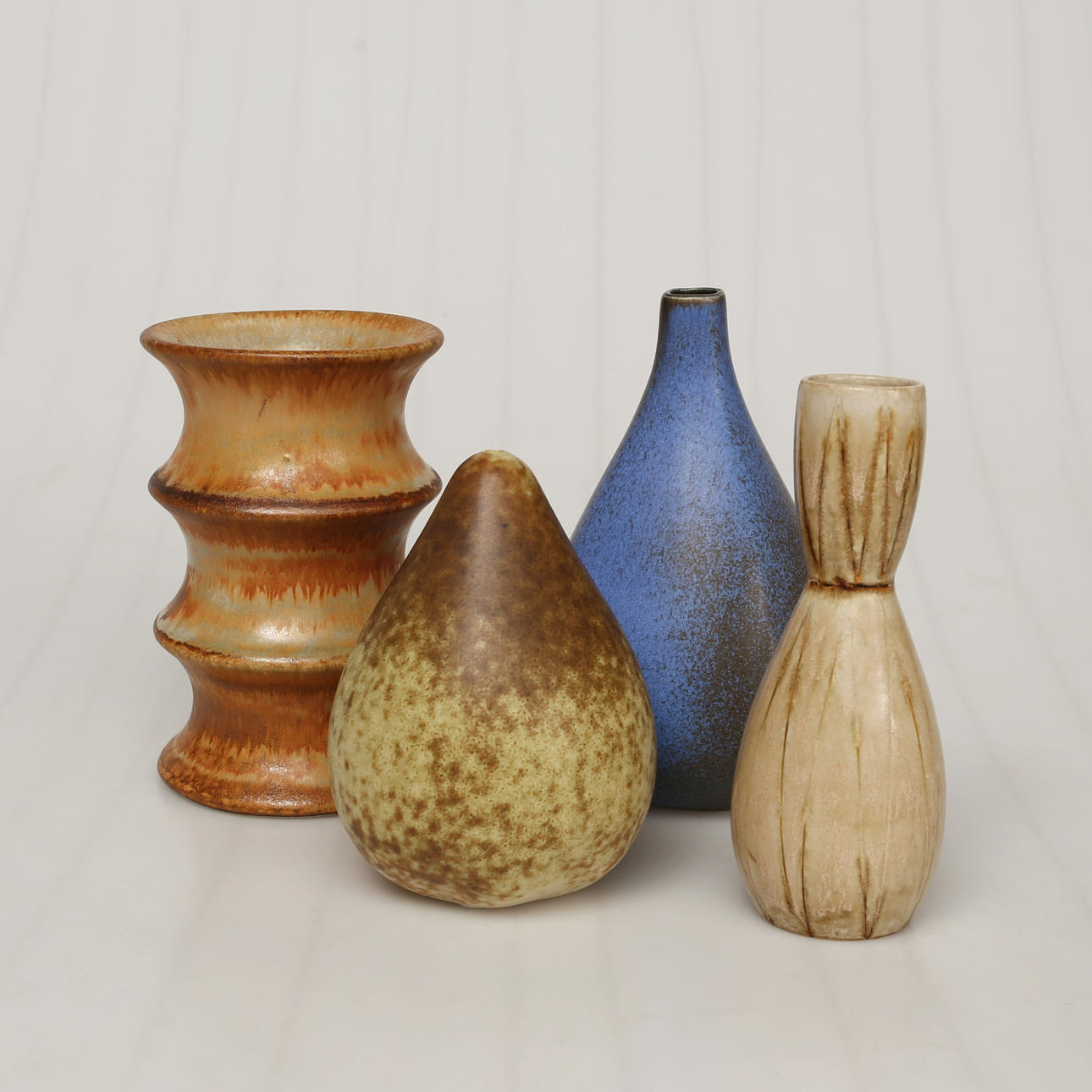 JARRONES Y ESCULTURAS, CERÁMICA, 4 PIEZAS.
