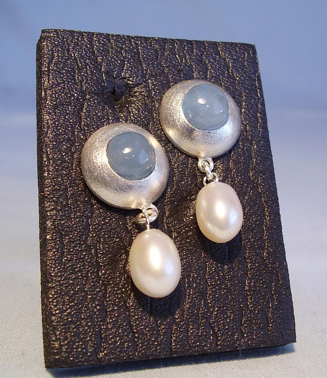 AKVAMARIN ÖRAT DUBBAR MED RIKTIGA PÄRLOR.