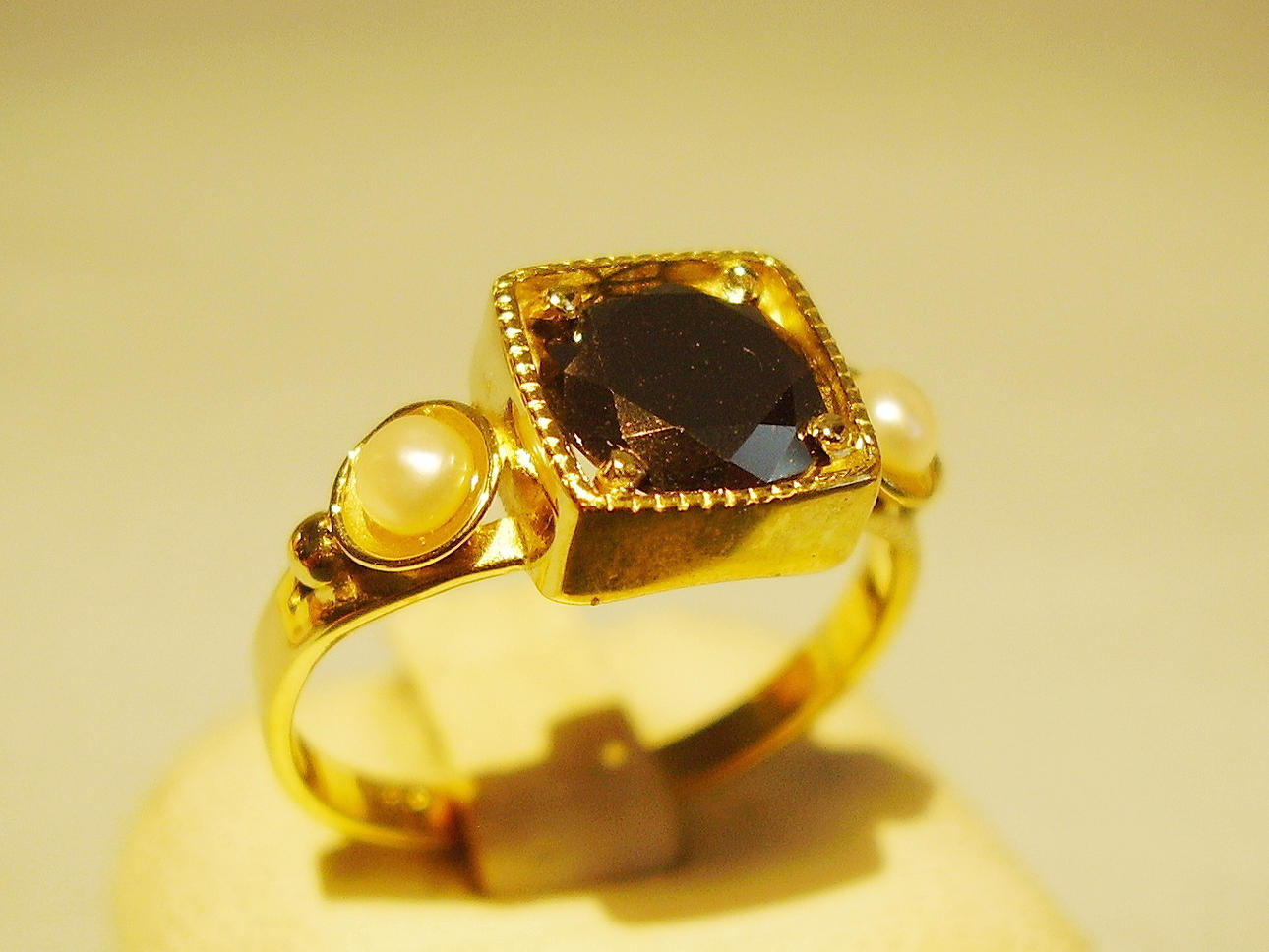 RING MED SVART DIAMANT GULT GULD 750 diamant 1,18 ct. expertis.
