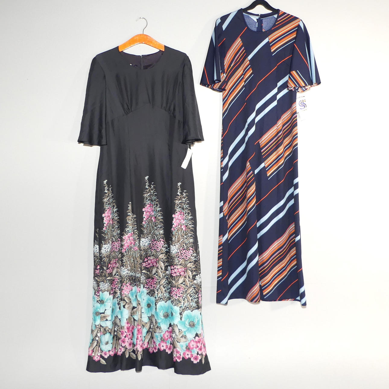 LANGE KLEIDER, 2 Stück, 100% Polyester, 1970er, ab Lager.