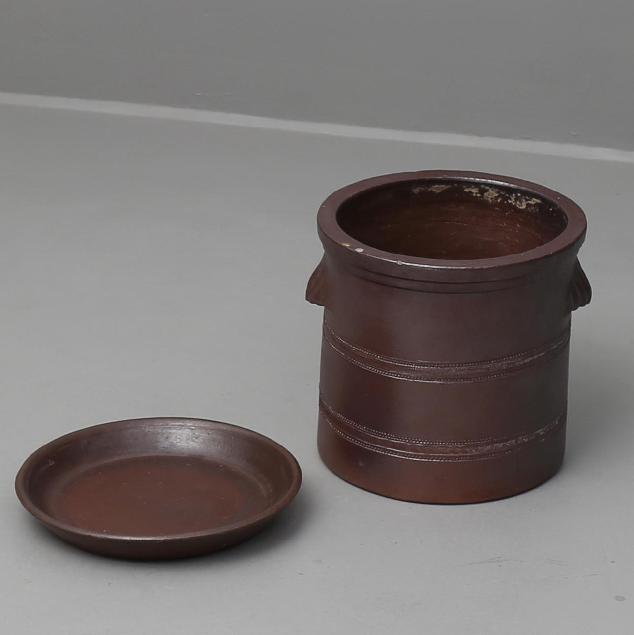 YTTERKRUKA MED FAT, 2 delar, saltglaserat stengods, troligen design av Signe Persson-Melin.