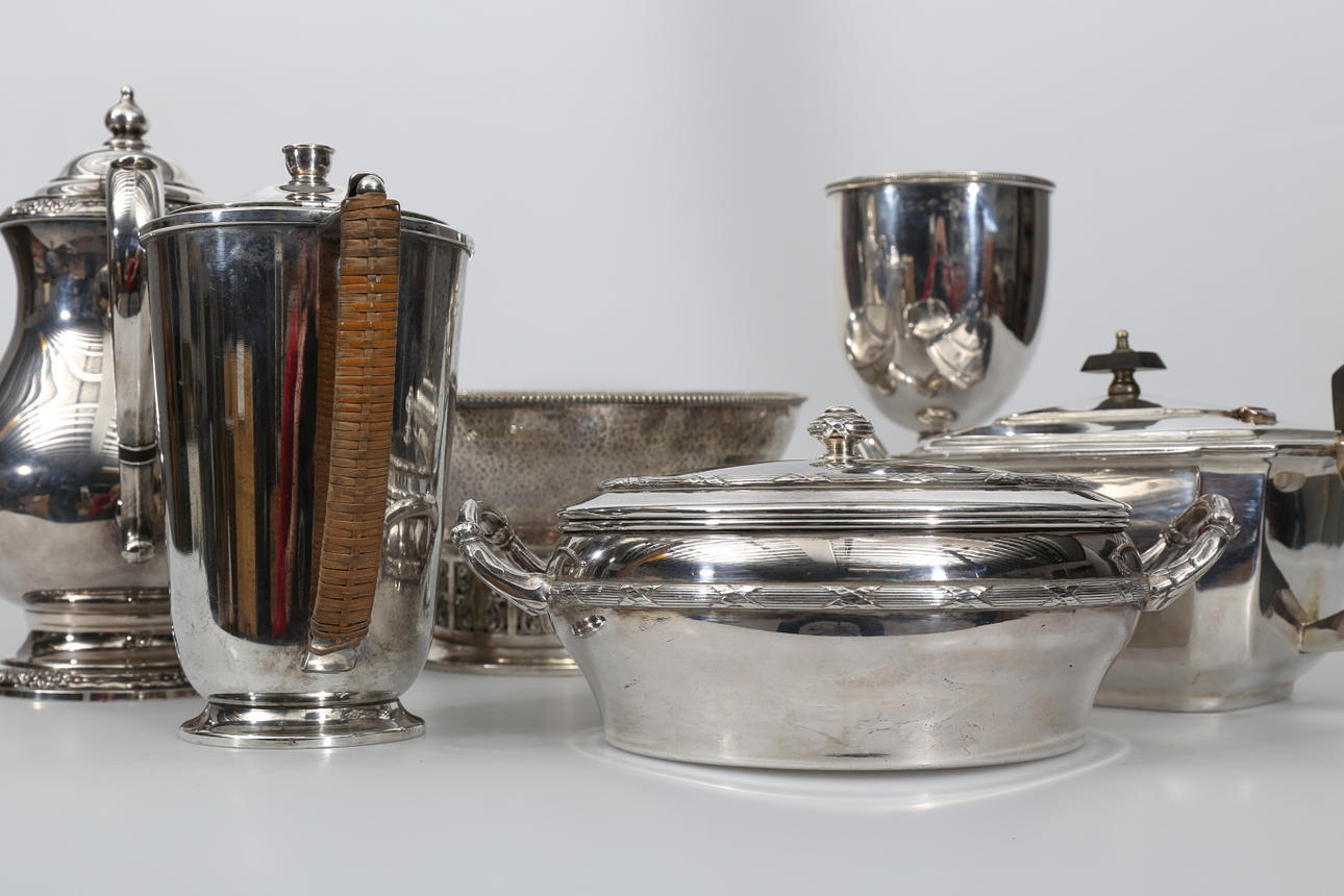 KAFFEKANNOR OCH SKÅLAR, nysilver, 6 delar, 1900-tal.