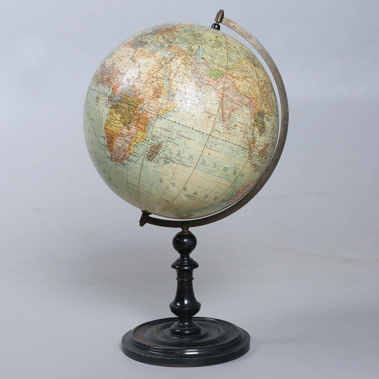 KLODEN. Omkring århundredeskiftet, med drejet træfod.