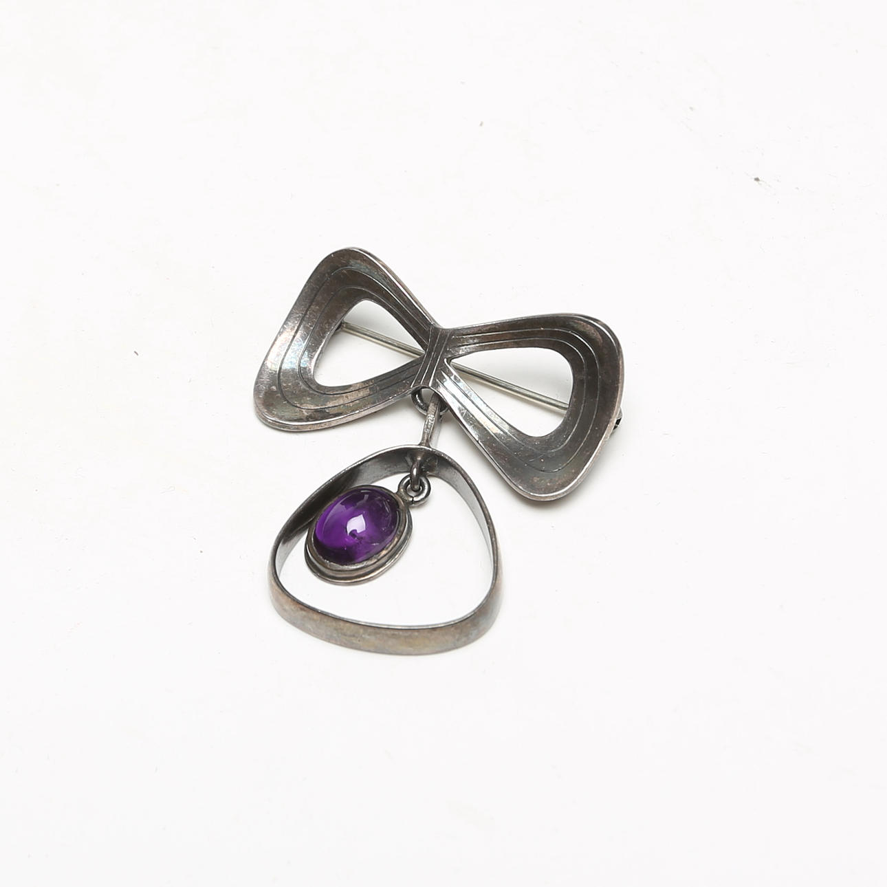 PER SKÖLD. BROOCH, sterling silver, amethyst.