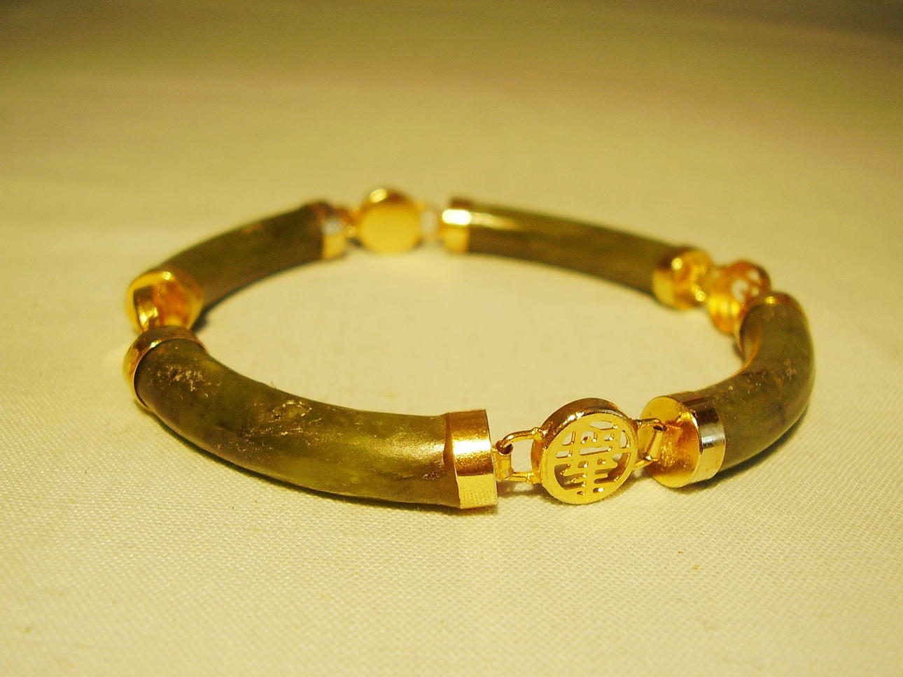 Jade armband med kinesisk symbolik.