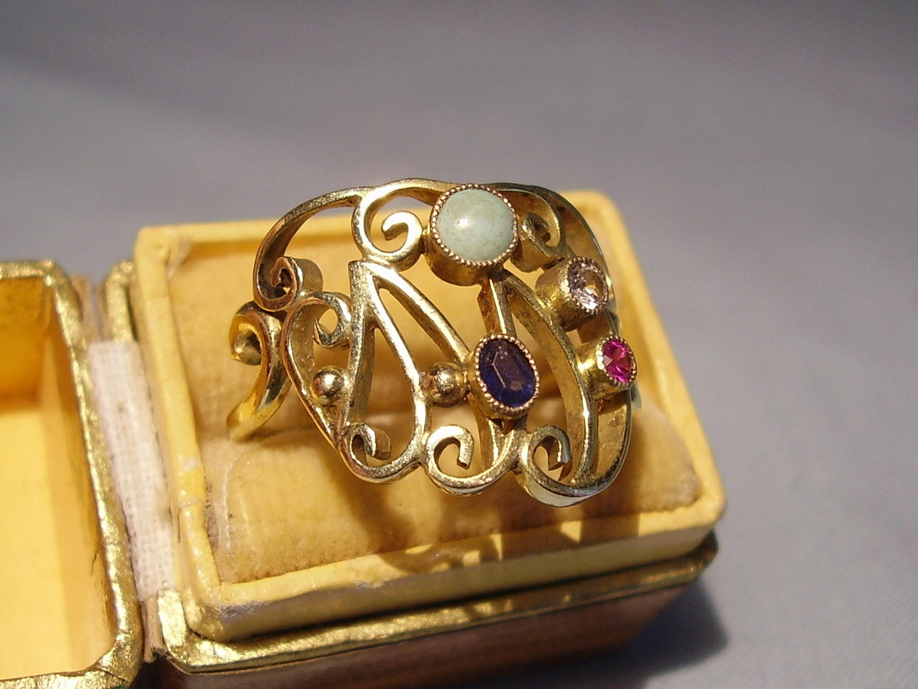 ANTIK GULDRING MED ÄDELSTENAR gult guld 333.