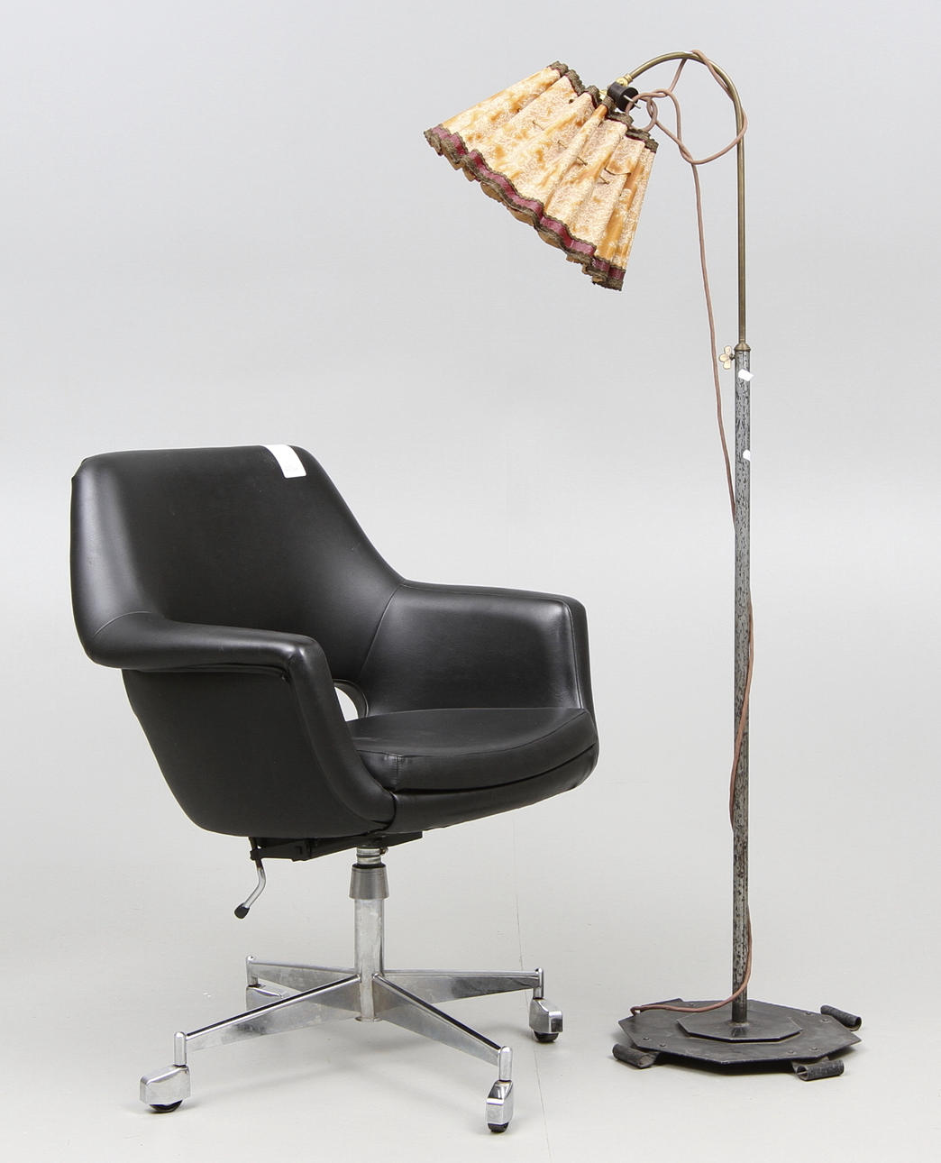 Kontorsstol svart galon/ kromat underrede/Golvlampa metall.